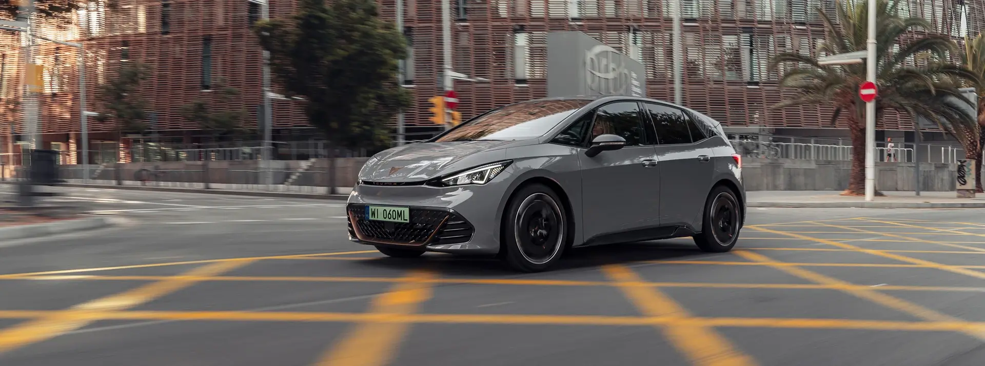 kompaktowa elektryczna CUPRA Born w mieście, auto skręca na skrzyżowaniu