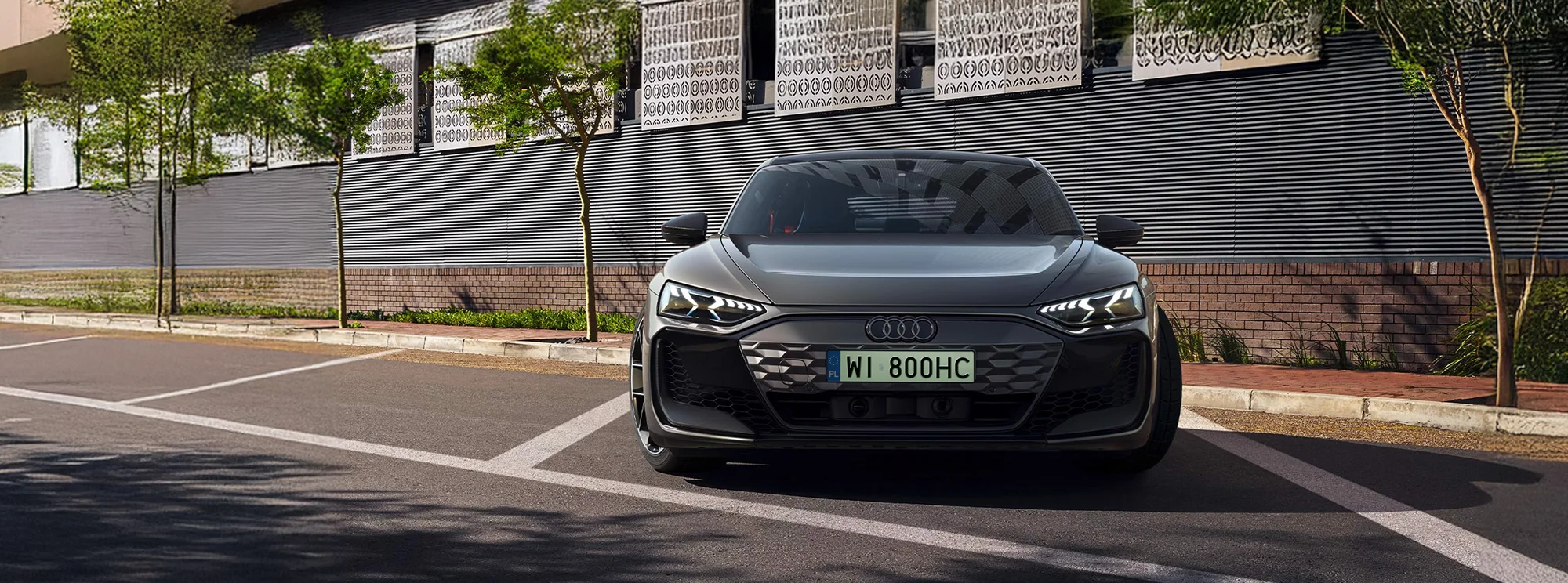 samochód elektryczny Audi RS e-tron GT zaparkowany na miejscu parkingowym