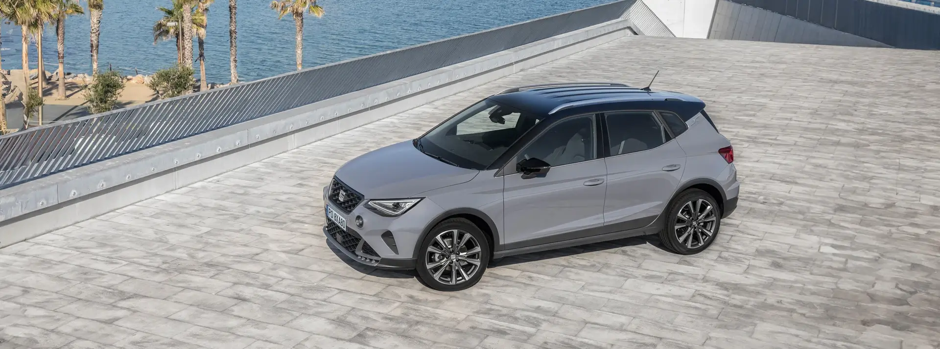 szary SUV SEAT Arona zaparkowany na betonowym nabrzeżu