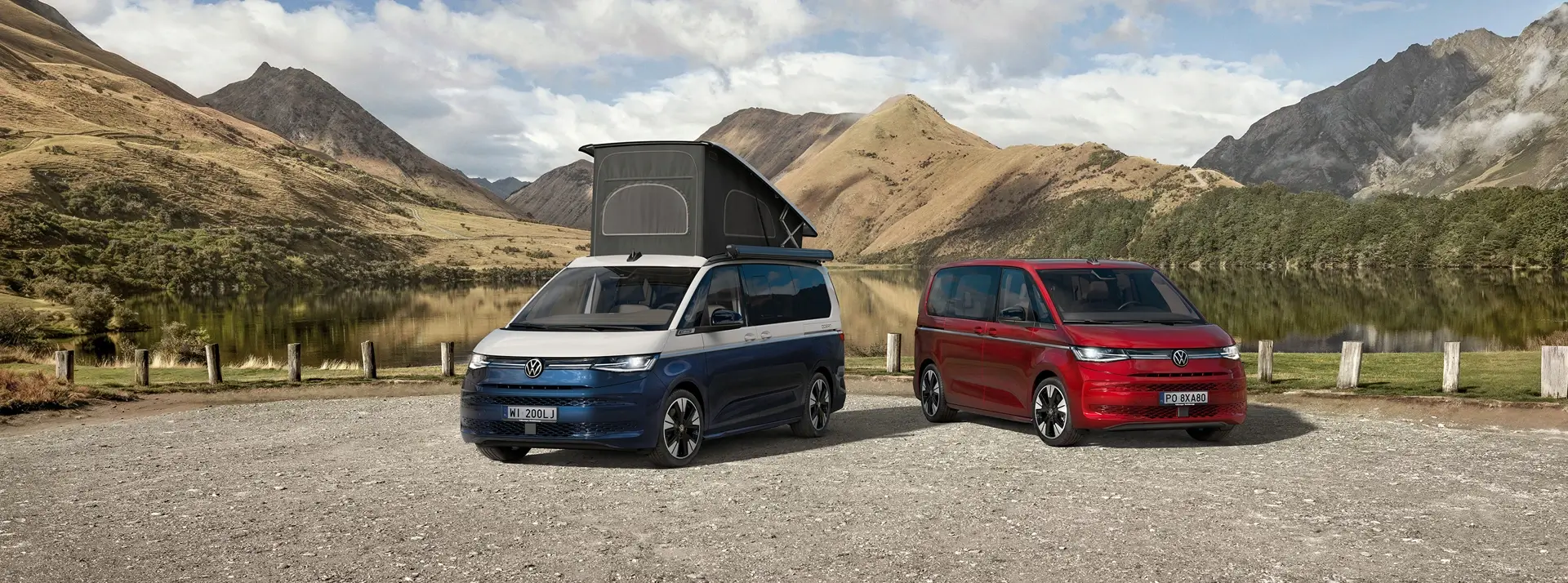 dwa Volkswageny: niebiesko-biała California i czerwony Transporter, stoją w górskim otoczeniu, California ma namiot na dachu
